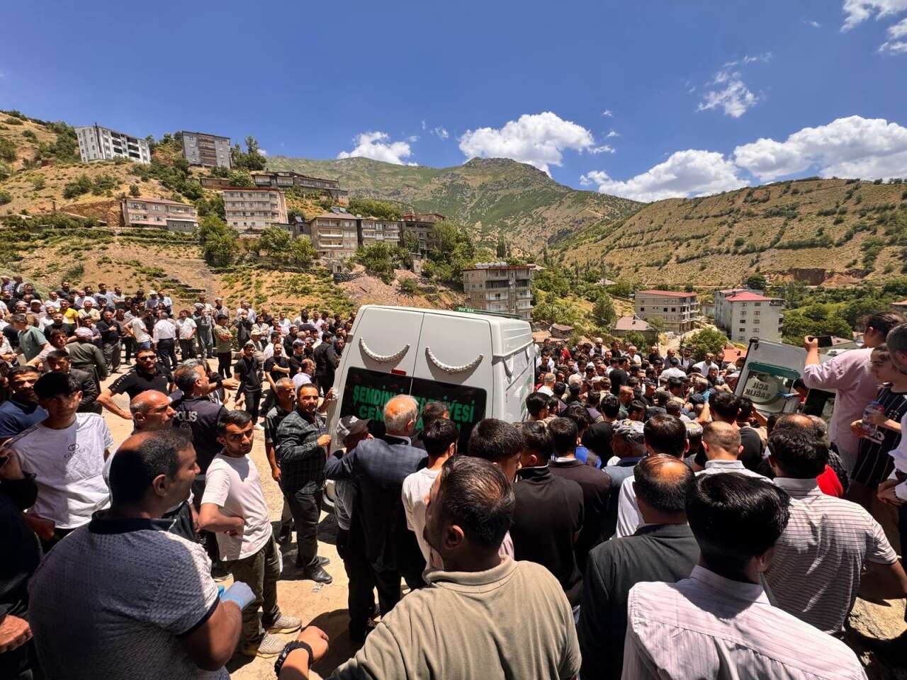 Uzman çavuşun katlettiği aile yan yana toprağa verildi 15